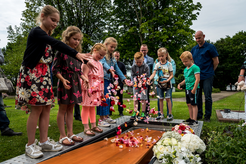 Kinderen tijdens een afscheidsdienst