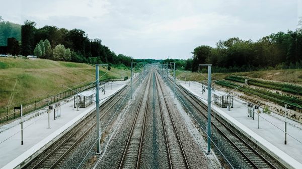 treinrails-dronken-tiener-slapen