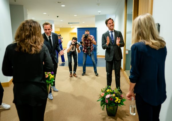 Rutte en De Jonge verrassen gebarentolken