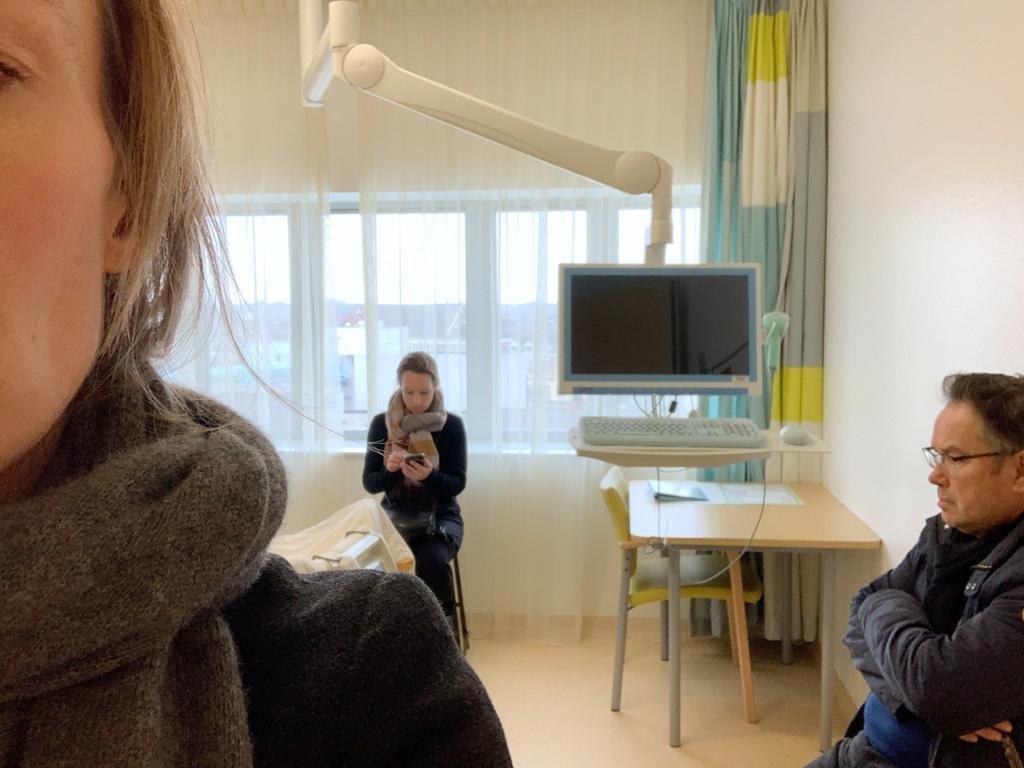 Elies haar vader en zus in het ziekenhuis