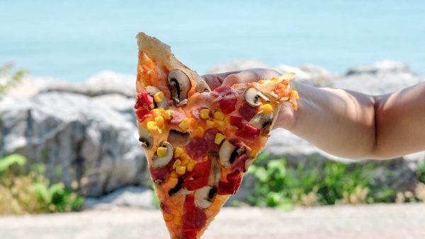 Het kan misschien binnenkort: je pizza met drone op het strand bezorgd