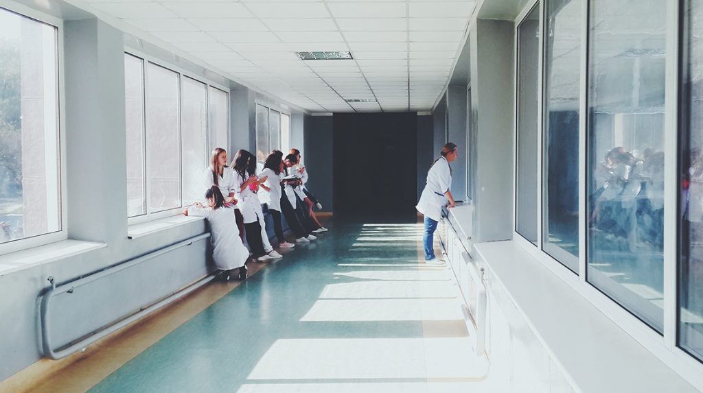 Kwart van zorgpersoneel ervoer coronacrisis als traumatisch ZATERDAG 27 JUNI 2020 | 08:38 | MEDIANET BIN | PRIORITEIT: 3 | 1 | WOORDEN: 227 CORONAVIRUS DEN HAAG (ANP) - Meer dan acht op de tien medewerkers in de zorgsector is van mening dat zij tijdens de coronacrisis te zwaar belast zijn. Een kwart van de ondervraagden heeft het werk tijdens de coronacrisis zelfs als traumatisch ervaren. Dat staat in een onderzoek van televisieprogramma Hollandse Zaken en vakbond FNV. FNV-vice-voorzitter Kitty Jong noemt de werkbelasting van zorgpersoneel "echt veel en veel te hoog". Volgens de resultaten voelt de helft van het zorgpersoneel zich emotioneel en fysiek uitgeput. Een deel overweegt zelfs minder te gaan werken of te gaan stoppen. Bovendien voelt het zorgpersoneel zich niet gewaardeerd en er heerst "een dubbel gevoel" over de landelijke applausactie. "Nu ervaren veel zorgmedewerkers niet zozeer applaus, maar eerder een opgestoken middelvinger, vooral vanuit de politiek", aldus Jong. Volgens Jong is de bonus van 1000 euro voor veel zorgmedewerkers "een begin, maar is er meer nodig". De bonus had volgens het zorgpersoneel bijna twee keer zo hoog moeten zijn: 1850 euro. Bijna driekwart van het personeel vindt dat de bonus alleen zin heeft als er ook een stevige structurele loonsverhoging komt. De zorgmedewerkers vinden dat ze, gemiddeld gezien, recht hebben op 7,6 procent loonsverhoging. Aan het onderzoek deden ruim 6600 medewerkers van ziekenhuizen, zorginstellingen en thuiszorginstellingen mee. Hollandse Zaken laat zaterdagavond (20.35 uur op NPO 2) zien hoe het zorgpersoneel terugblikt op de afgelopen maanden.