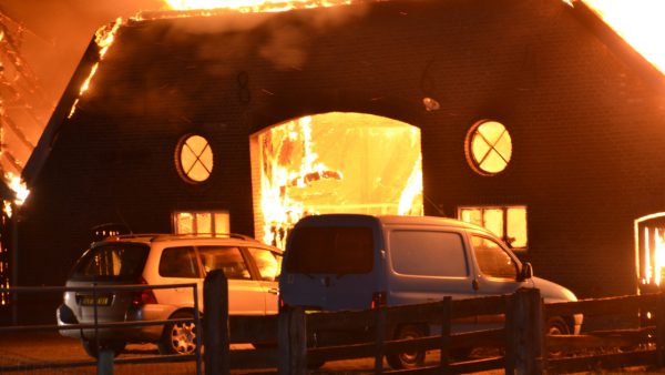 Boerderij in het Gelderse Almen gaat op in vlammen