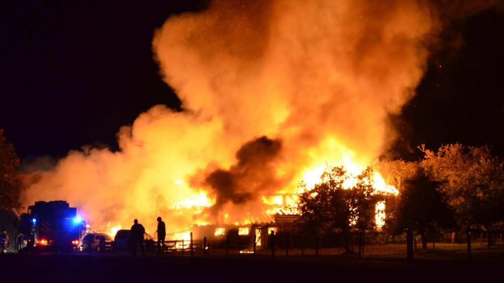 Boerderij in het Gelderse Almen gaat op in vlammen