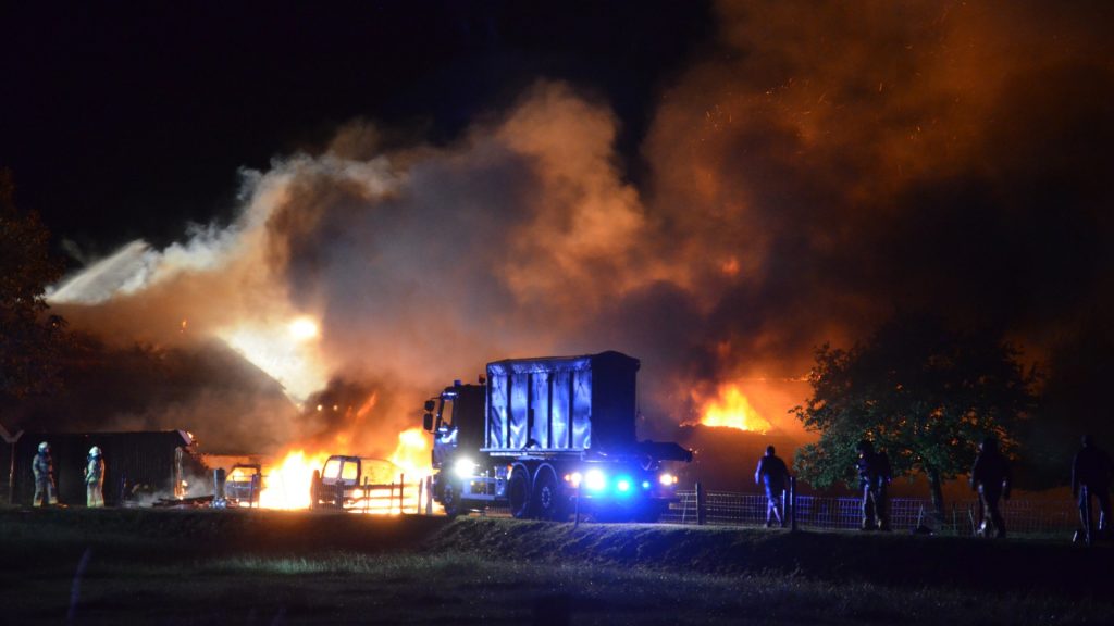 Boerderij in het Gelderse Almen gaat op in vlammen