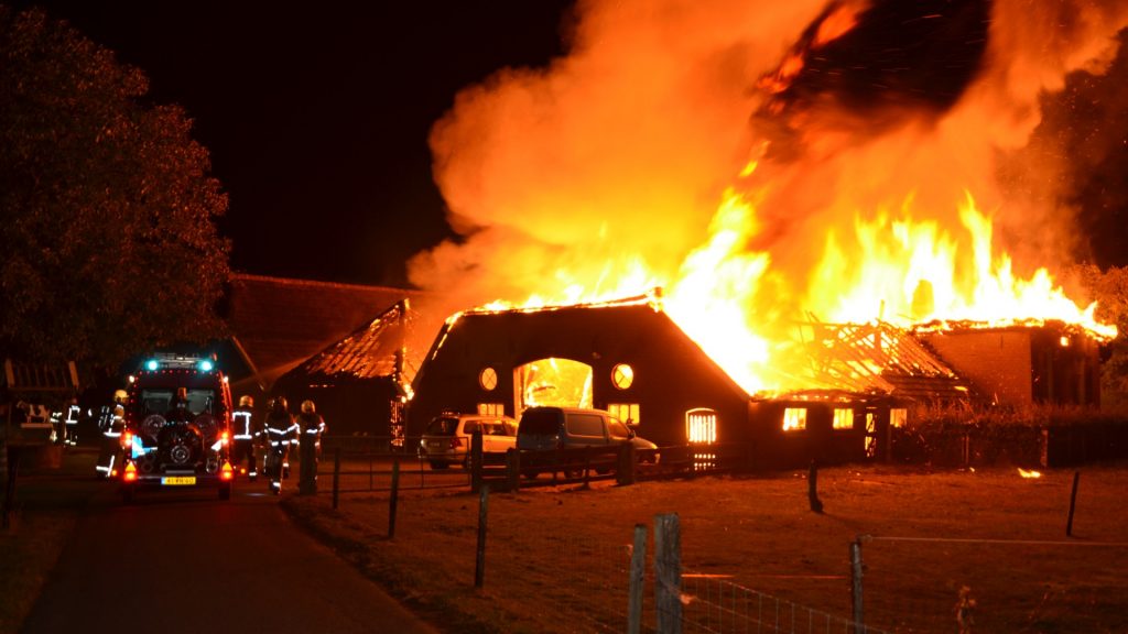 Boerderij in het Gelderse Almen gaat op in vlammen