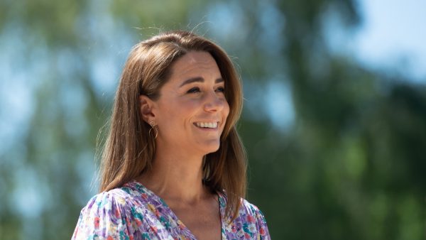 Met de poten in de modder: Kate Middleton plant bloemen voor overleden Fraser Delf (9)