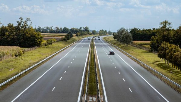 Belgische politie gebruikt houten politieauto om verkeer af te remmen