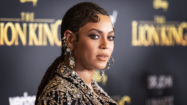 Beyoncé ontvangt Humanity Award tijdens BET Awards: 'Stem alsof je leven ervanaf hangt'