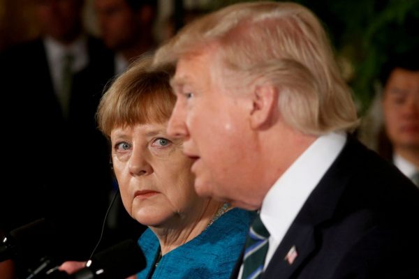 Trump noemde Angela Merkel (die een doctoraat in kwantumchemie heeft) 'dom'