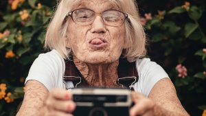 Thumbnail voor Dit bejaarde vriendinnenduo rockt alle danschallenges op TikTok en gaat viral