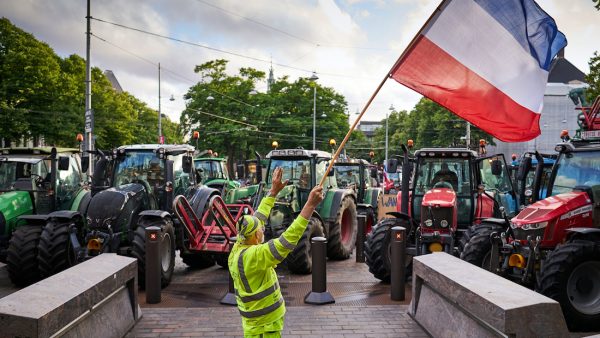 Trekkers onderweg naar het Binnenhof voor spontaan boerenprotest
