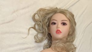 Thumbnail voor Elke week het bed in met een (robot)pop: 'Beleef je seksualiteit lekker zoals jij het wilt'