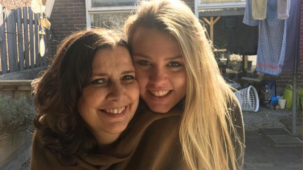 Nanda (25) verloor haar moeder: 'Ik wil laten zien dat rouw niet eng is'