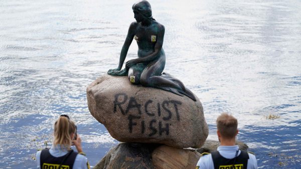 ‘Racist fish’: iconische Kleine Zeemeermin in Kopenhagen beklad