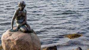 Thumbnail voor ‘Racist fish’: iconische Kleine Zeemeermin in Kopenhagen beklad