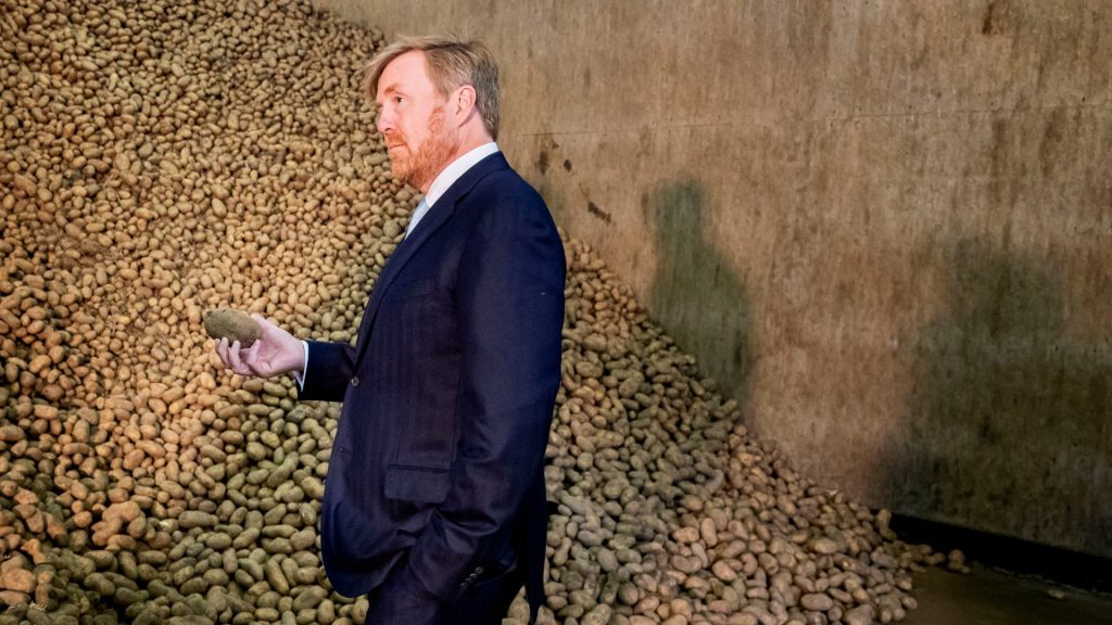 De koning op bezoek bij akkerbouwbedrijf om niet verkochte aardappeloogst te aanschouwen
