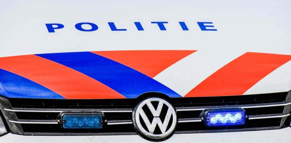 Doorrijder laat ernstig gewond echtpaar (65) achter in Brabant