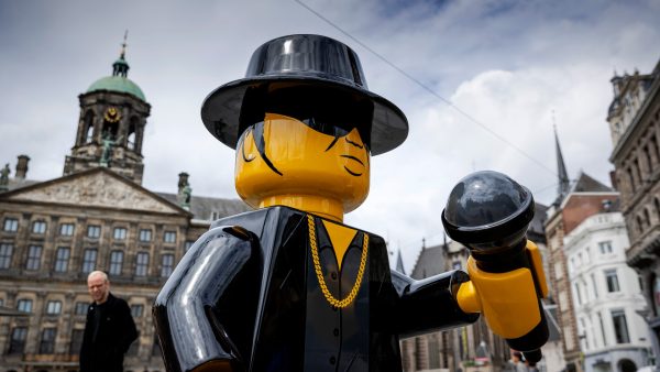 Bloed, zweet en tranen: Legobeeld van André Hazes op de Dam onthoofd