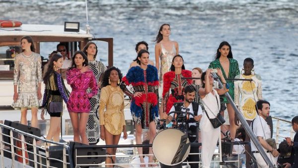 balmain organiseert modecruise op de seine in Parijs