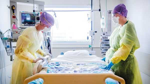 Vier verplegers 'besmet' na incident met familielid van coronapatient