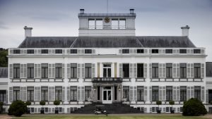 Thumbnail voor Prinsessen 'geschokt' door plannen woningbouw bij paleis Soestdijk