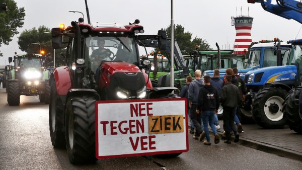Toegangsweg Lelystad Airport geblokkeerd door boerenprotest