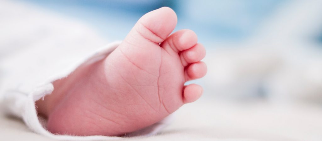 Vader filmt zijn pasgeboren baby met 'tanden' (en ligt zelf in een deuk)