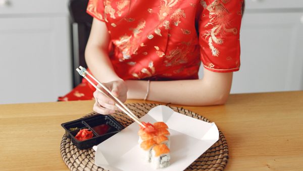 Sushi(t): Japanse vrouw ontdekt worm in amadelen na 't eten van sushi