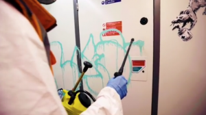 Banksy maakt statement omtrent mondkapjes in Londense metro