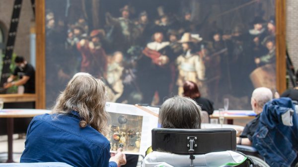 Nachtwacht aan je bed: Rijksmuseum stuurt kopstuk naar 30 verpleeghuizen