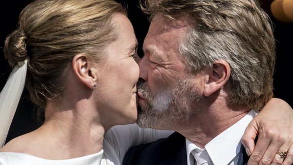 Hè hè: Deense premier eindelijk getrouwd na drie keer huwelijksdag verzetten
