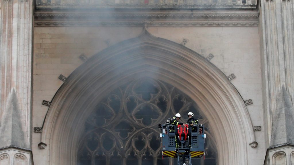 Brandweer heeft hevige kathedraalbrand in Nantes weer onder controle