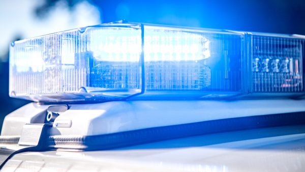 Man overleden nadat vrachtwagen over hem heenrijdt bij Hanos Duivendrecht