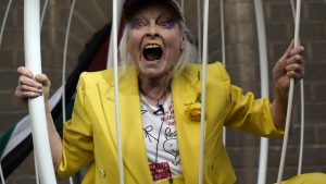 Thumbnail voor Vivienne Westwood maakt héél geel statement voor Julian Assange