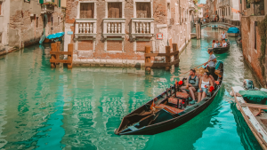 Thumbnail voor Venetië wil minder mensen per gondel door toeristen met 'kilootje' te veel