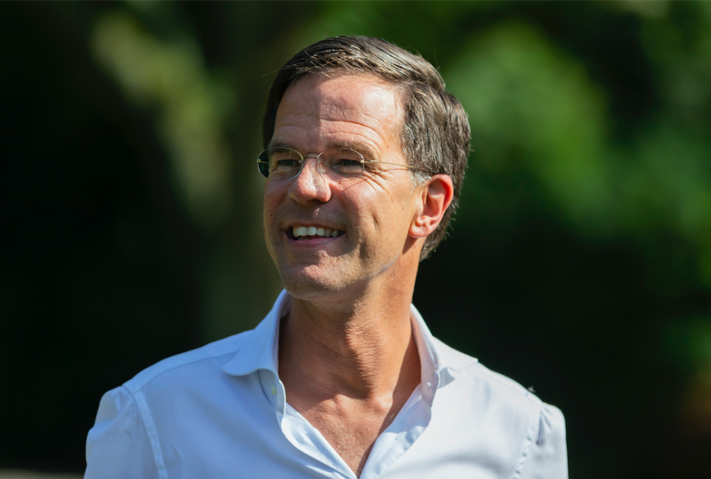 Mark Rutte op eerste vrije dag tóch nog een beetje aan het werk (maar wel op gympen)