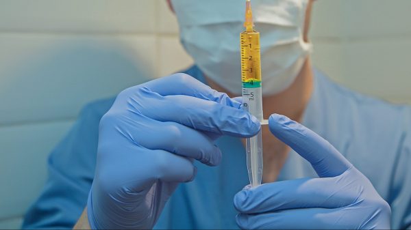 Leidse farmaceut gaat coronavaccin ook in Nederland testen