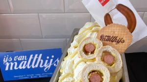 Thumbnail voor Waar rook is, is ijs: Matthijs verkoopt ijsjes met Hema hotdog-smaak
