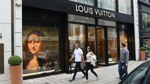 Thumbnail voor Louis(ver) niet: modehuis Louis Vuitton komt met oorbellen voor je AirPods