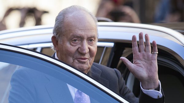 Spaanse ex-koning Juan Carlos, verdacht van corruptie, vertrekt uit Spanje