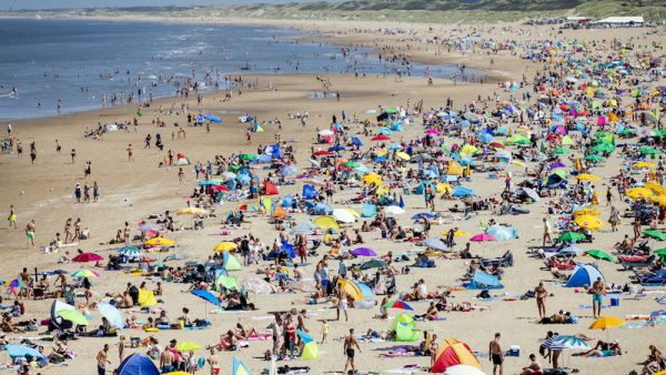 Grote drukte aan de kust: parkeerplaatsen zijn vol en 't verkeer staat stil