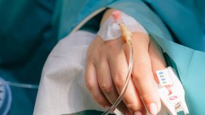 Thumbnail voor Miranda (49) kreeg een hartinfarct: 'Ik ben twee keer gereanimeerd'