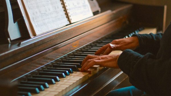 Vrouw speelt piano in Beiroet