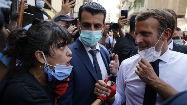 Macron knuffelt wanhopige vrouw na explosie Beiroet