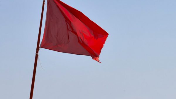 Rode vlag kust Den Haag