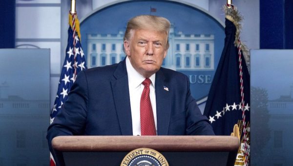 Trump weggehaald tijdens persconferentie