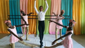 Thumbnail voor Dansende jongen uit Nigeria krijgt studiebeurs voor Amerikaanse balletschool na viral video