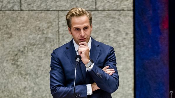 De Jonge stelt quarantaineverplichting nog even uit na kritisch kamerdebat