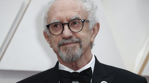 Welshe verwennerij_ Jonathan Pryce speelt prins Philip in 'The Crown'